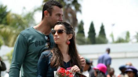 Almas conmovidas. Sudafricanos reunidos frente a la casa del expresidente Nelson Mandela en Houghton, un barrio acomodado de Johannesburgo donde falleció el jueves