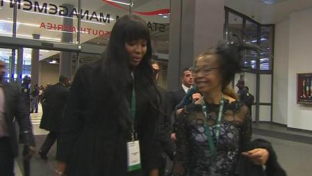 La supermodelo Naomi Campbell llega al FNB Stadium donde se celebre el funeral de Nelson Mandela