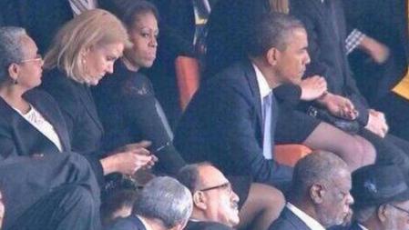 Según una fotografía que circula en Twitter, Michelle habría zanjado una situación que visiblemente estaba incomodándola pidiendo a su esposo que se moviera de sitio.