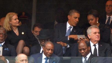 Barack Obama y su esposa, Michelle, se han sentado en el funeral de Mandela al lado de la primera ministra danesa, Helle Thorning-Schmidt, que se ha emocionado al ver sus compañeros en la grada.