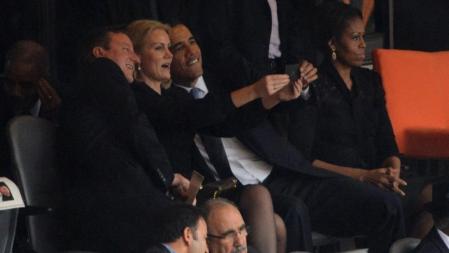 Cameron y Obama se sacan un 'selfie' (una autofoto) con la primera ministra de Dinamarca en el funeral de Mandela. Michelle ha observado toda la escena con semblante circunspecto.