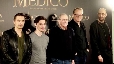 (De i a d) Los actores Oliver Martínez, Tom Payne, el escritor Noah Gordon, el actor Stellan Skarsgård, y el director Philipp Stölzque, posan en el photocall de “El Médico” EFE/Victor Lerena