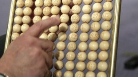 Comprobación de las liras que recogen las bolas ordenadas, antes del inicio del Sorteo Extraordinario de Navidad que se celebra hoy en el escenario del Teatro Real, que alberga por segundo año consecutivo el sorteo más esperado del año