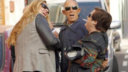 Varios vecinos de Granadilla lo festejan tras conocer que en su pueblo se vendió el segundo premio de la Loteria de Navidad, el número 79712