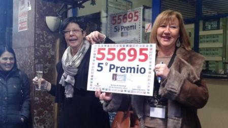 Los responsables de la administración de Premià de Mar celebran que han repartido un quinto premio íntegro