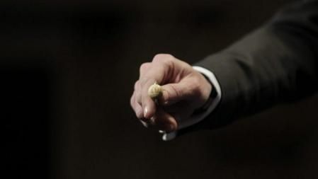 Comprobación de la bola del premio Gordo, dotado con 4.000.000 euros por serie (400.000 por décimo), poco antes de que comenzara esta mañana el Sorteo Extraordinario de la Lotería de Navidad que, por segundo año consecutivo, tiene como escenario el Teatro Real de Madrid