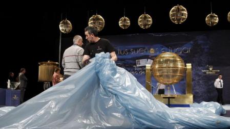 Operarios ultiman los preparativos para el Sorteo de Navidad que se celebra en el Teatro Real de Madrid