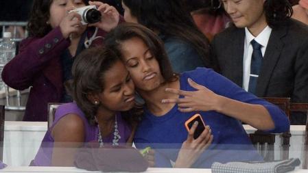 Sasha y Malia, hijas de Obama, en plena autofoto con muecas