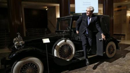 El director del Teatro Real, Ignacio García, junto a un coche utilizado en una obra del Teatro Real puesto&nbsp; a subasta