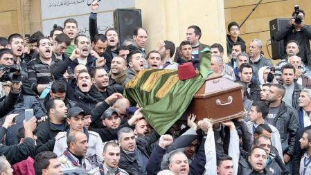 Imagen del funeral multitudinario para despedir en Beirut al exministro libanés Mohamad Chatah, asesinado el viernes en un atentado con coche bomba