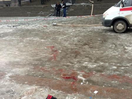 Los equipos de seguridad inspeccionan los aledaños de la entrada de la estación de tren de Volgogrado