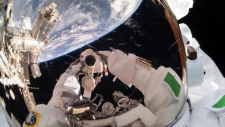 Autorretrato en el espacio del astronauta italiano Luca Parmitno