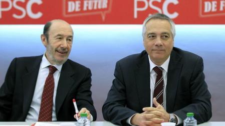 El secretario general del PSOE, Alfredo Pérez Rubalcaba, y el primer secretario del PSC, Pere Navarro, durante la reunión mantenida en Barcelona con el objetivo de 