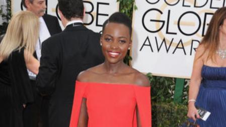 Lupita Nyong'o de rojo de Ralph Lauren sobre la alfombra roja de los Globos de Oro