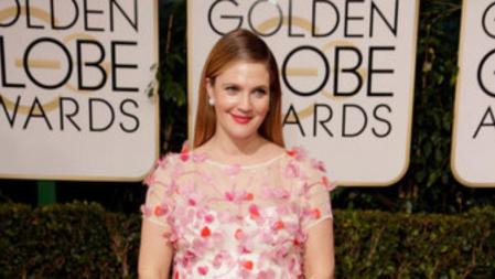 Drew Barrymore, embarazada y de Monique Lhuillier, sobre la alfombra roja de los Globos de Oro