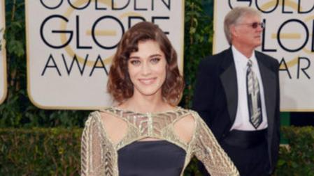 Lizzy Caplan a su llegada a la alfombra roja de los Globos de Oro con un diseño de Pucci