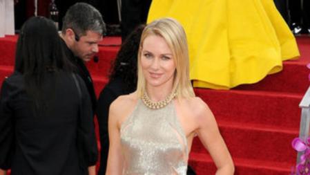 Naomi Watts lució un bonito vestido metalizado de Tom Ford sobre la alfombra roja de los Globos de Oro