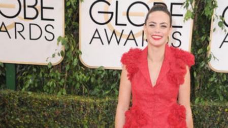 Berenice Bejo con un vestido rojo con flores de Giambattista Valli en la alfombra roja de los Globos de Oro