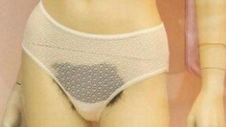 Detalle de uno de los maniquíes con vello púbico que expone uno de los escaparates de American Apparel