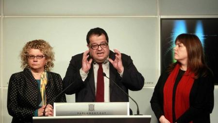 Tres diputados críticos del PSC, la exconsellera Marina Geli (i), el exalcalde de Vilanova i la Geltrú (Barcelona) Joan Ignasi Elena (c), y Núria Ventura (d) han roto hoy la disciplina de voto de su grupo parlamentario y han votado a favor de la solicitud del traspaso de competencias para referendos.