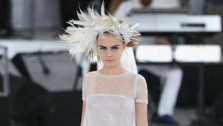 Cara Delevingne en el desfile de Chanel, que ha presentado sus propuestas para primavera-verano 2014 en la Alta Costura de París