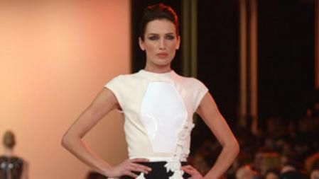Nieves Álvarez sobre la pasarela de Stephane Rolland, que presentó sus propuestas para primavera-verano 2014 en la Semana de la Alta Costura de París