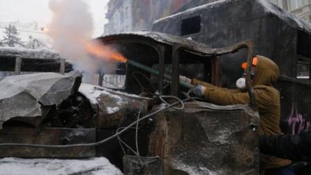 Los manifestantes ucranianos luchan contra la policía con lanzacohetes caseros de fuegos artificiales