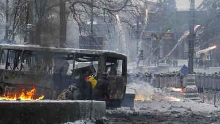 Los manifestantes lanzan cohetes de fuegos artificiales contra la policía ucraniana
