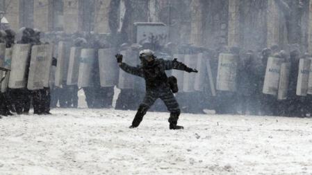 La policía ucraniana contraataca a los embistes de los manifestantes