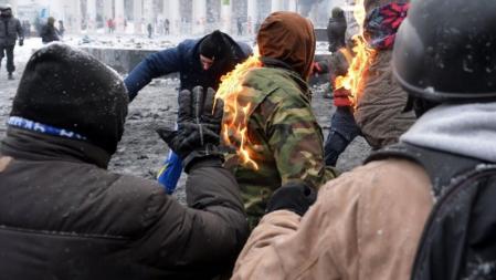 Protestas en Kiev. Un manifestante con la chaqueta ardiendo