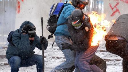 El líquido inflamable hace arder la chaqueta de un manifestante en Kiev