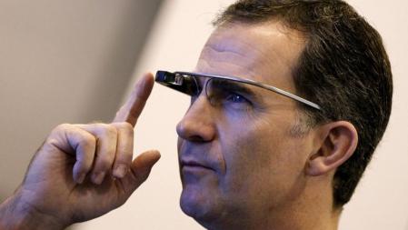 El príncipe Felipe se prueba unas gafas inteligentes en la inauguración de Fitur 2014