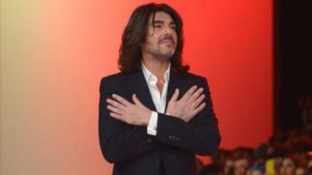 El diseñador Stephane Rolland sale a saludar tras su desfile en la Semana de la Alta Costura de París