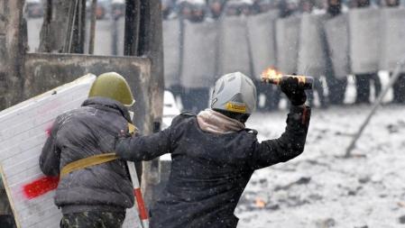 Los manifestantes han lanzado todo tipo de objetos a las autoridades en Kiev