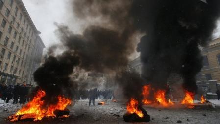 La población de Kiev ha levantado barricadas y las ha quemado para bloquear el avance de la policía