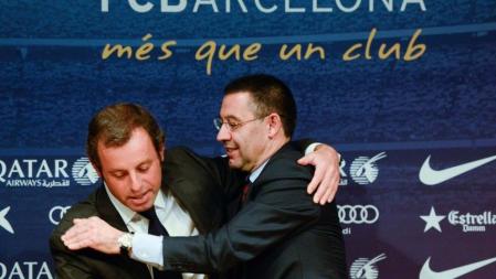 Josep Maria Bartomeu abraza a Sandro Rosell tras dejar la presidencia del FC Barcelona