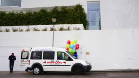 Una furgoneta llega con complementos para el cumpleaños de Milan