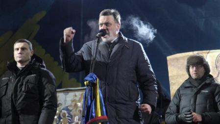 Vitali Klitschko, Oleh Tyagnybok y Arseniy Yatsenyuk en una protesta tras su reunión con Yanukóvich