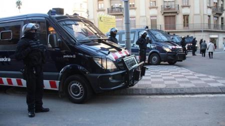 Una furgoneta de los Mossos d'Esquadra cerca de Can Vies, donde se ha llevado a cabo el registro