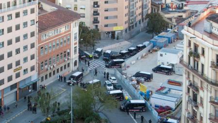 Actuación policial en el centro Can Vies de Sants, en Barcelona