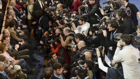 El presidente del Gobierno, Mariano Rajoy, junto a la secretaria general del PP, María Dolores de Cospedal, y el presidente de la Junta de Castilla y León, Juan Vicente Herrera, al inicio de la Convención Nacional del PP que ha comenzado esta tarde en Valladolid