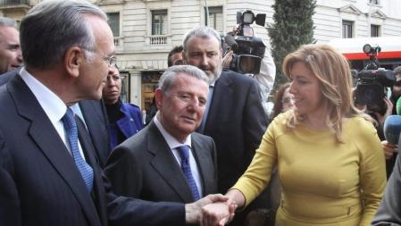 La presidenta de la Junta de Andalucía, Susana Díaz, saluda en Barcelona al presidente de la Caixa, Isidre Fainé en presencia de Javier Godó, conde de Godó, momentos antes de participar en la conferencia-almuerzo de Barcelona Tribuna