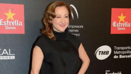 Carmen Machi con un vestido de Amaya Arzuaga sobre la alfombra roja de los premios Gaudí