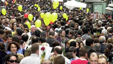 Una imagen con ciudadanos paseando por las Ramblas de Barcelona en un Sant Jordi sirve para ilustrar el documento de 250 páginas de Exteriores para desactivar el reto secesionista