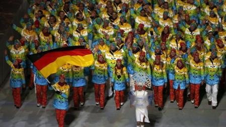 La esquiador Maria Hoefl-Riesch porta la bandera alemana como abanderada de su país durante la ceremonia inaugural de Sochi 2014