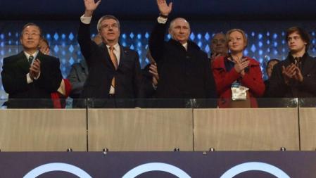 El presidente ruso Vladimir Putin (C) el Presidente del Comite Olímpico Internacional Thomas Bach (2ndo I) junto a Ban Ki-moon (I) durante la ceremonia de apertura de Sochi 2014