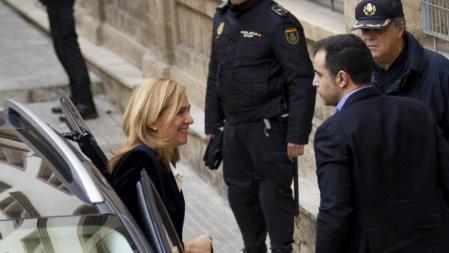 Con una sonrisa, la Infanta Cristina llega a los juzgados de Palma de Mallorca para ser interrogada por el juez
