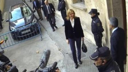 La infanta Cristina accede a los juzgados de Palma ante la atención de los medios.