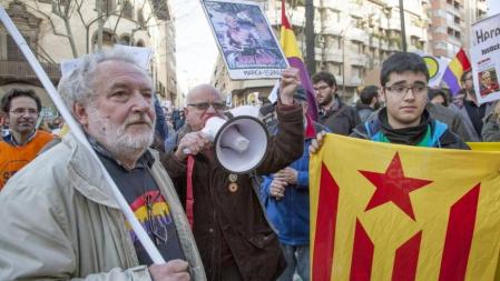 Concentración de protesta en las inmediaciones de los juzgados de Palma, con motivo de la declaración de la infanta Cristina ante el juez José Castro. A la derecha, una estelada