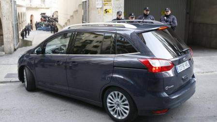 La infanta Cristina, a su llegada en coche a los juzgados de Palma para declarar como imputada en el caso Nóos